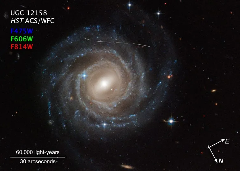 这张哈勃拍摄的棒旋星系UGC 12158影像看起来像有人用白色笔在上面画了一条弯曲的轨迹，而实际上是一颗前景小行星穿过哈勃视野造成，由于该星系进行了多次曝光，因此形成影像中的虚线。因为视差使这颗小行星看起来像一条弯曲的轨迹。这颗未知的小行星位于太阳系小行星带内，因此离哈勃望远镜比背景星系近10兆倍。图片来源：NASA、ESA、Pablo García Martín (UAM)